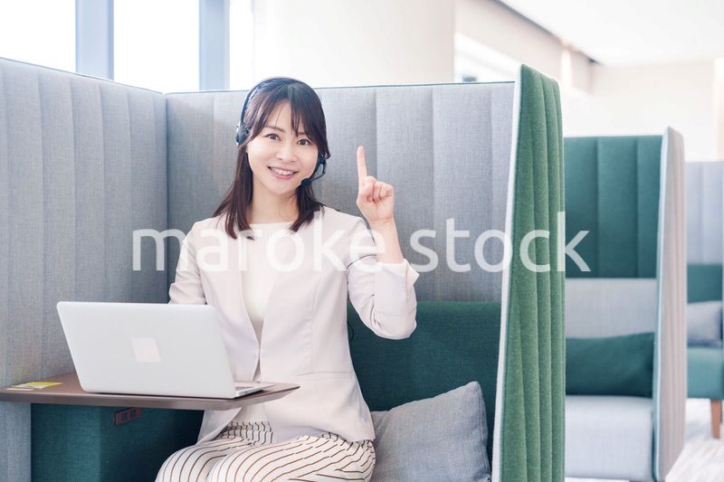 コワーキングスペースのブースで働く若い女性