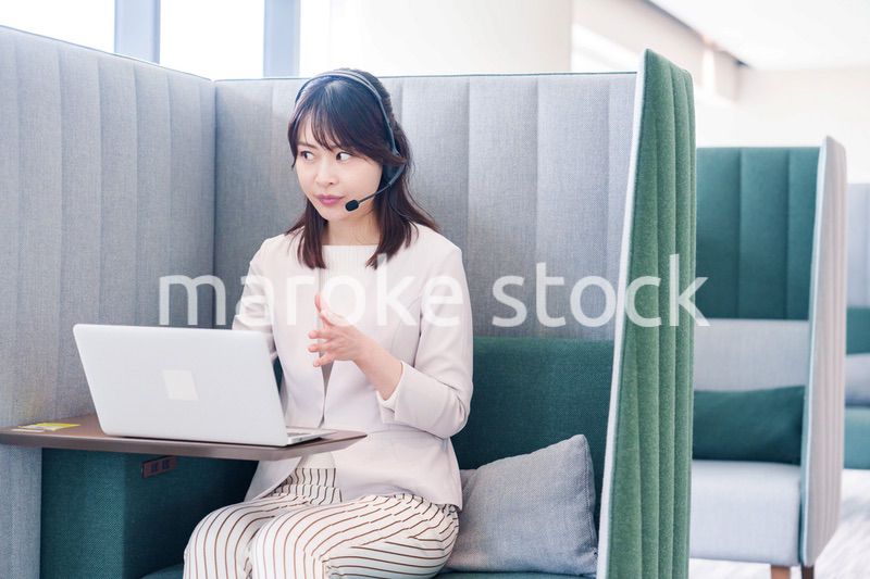 コワーキングスペースでリモート会議に参加する若い女性