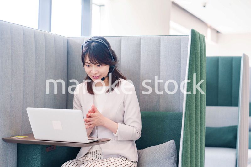 コワーキングスペースでリモート会議に参加する若い女性