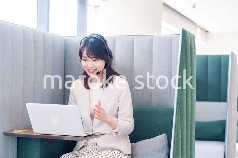 コワーキングスペースでリモート会議に参加する若い女性