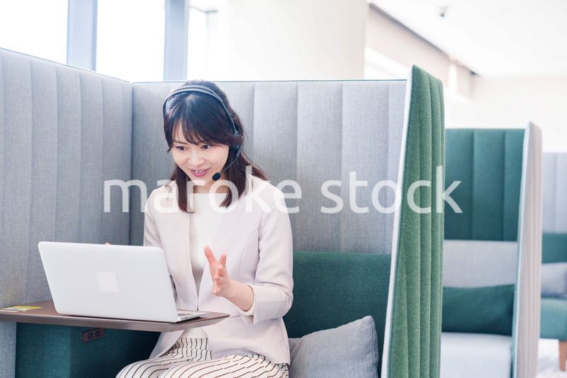 コワーキングスペースでリモート会議に参加する若い女性