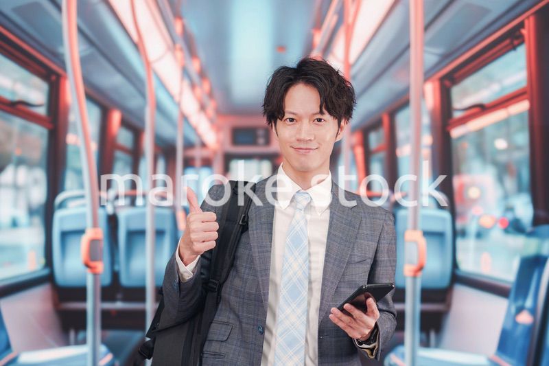 バスで通勤をするスーツを着たビジネスマン