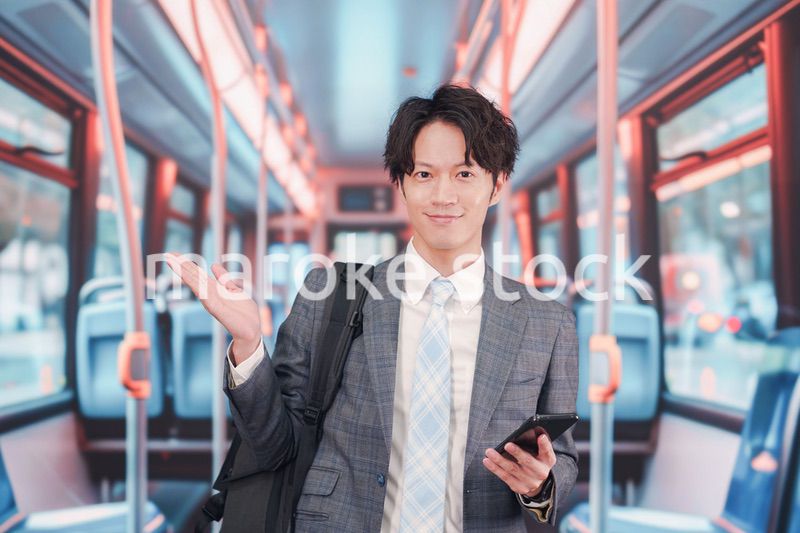 バスで通勤をするスーツを着たビジネスマン