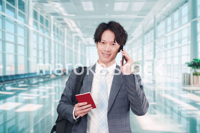 海外出張に行く若いビジネスマン