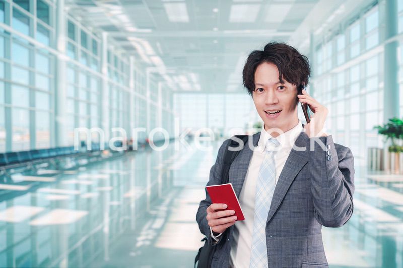 海外出張に行く若いビジネスマン