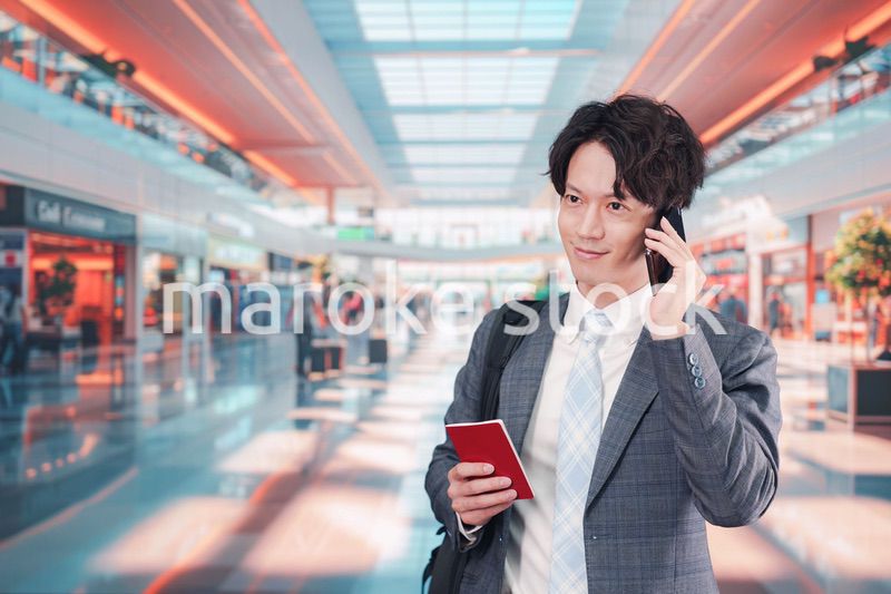 海外出張に行く若いビジネスマン