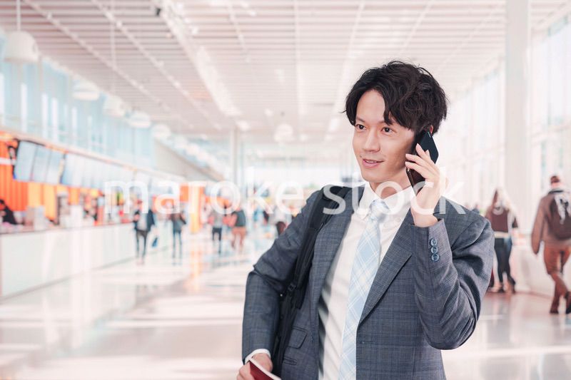 海外出張に行く若いビジネスマン