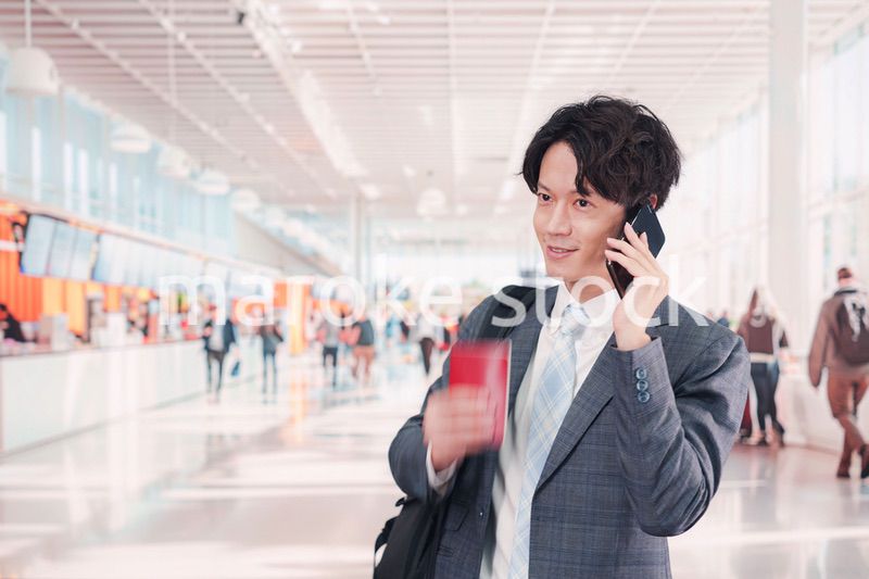 海外出張に行く若いビジネスマン