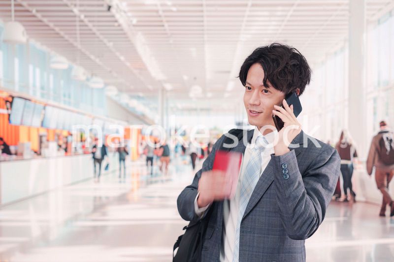 海外出張に行く若いビジネスマン