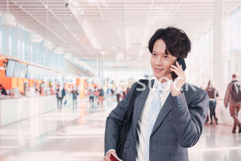 海外出張に行く若いビジネスマン