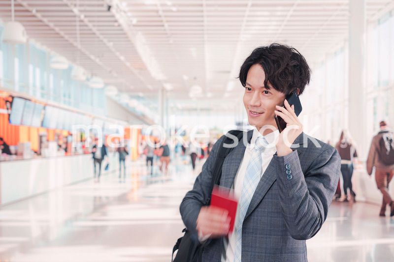 海外出張に行く若いビジネスマン