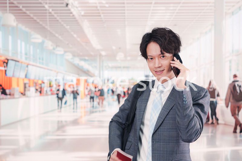 海外出張に行く若いビジネスマン