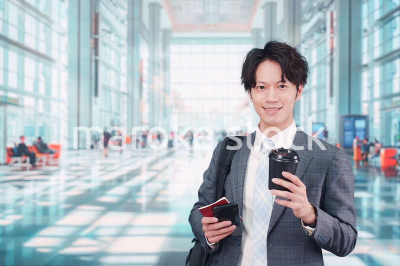 海外出張に行く若いビジネスマン