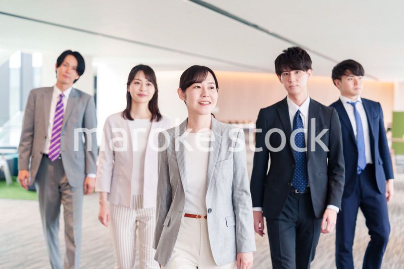 強い女性リーダーのもとで働くビジネスパーソン