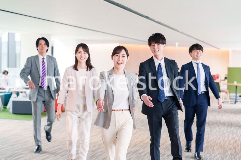 強い女性リーダーのもとで働くビジネスパーソン