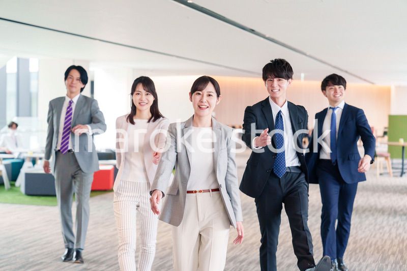 強い女性リーダーのもとで働くビジネスパーソン