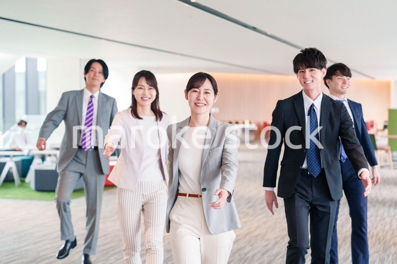 強い女性リーダーのもとで働くビジネスパーソン