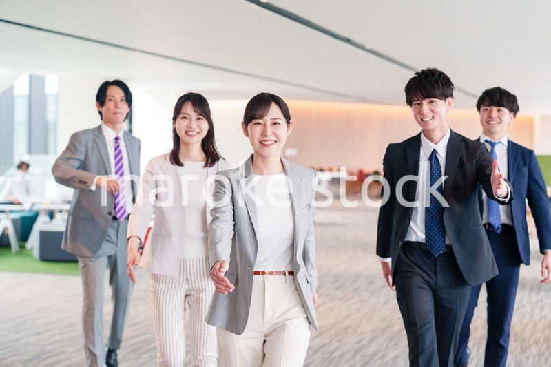 強い女性リーダーのもとで働くビジネスパーソン