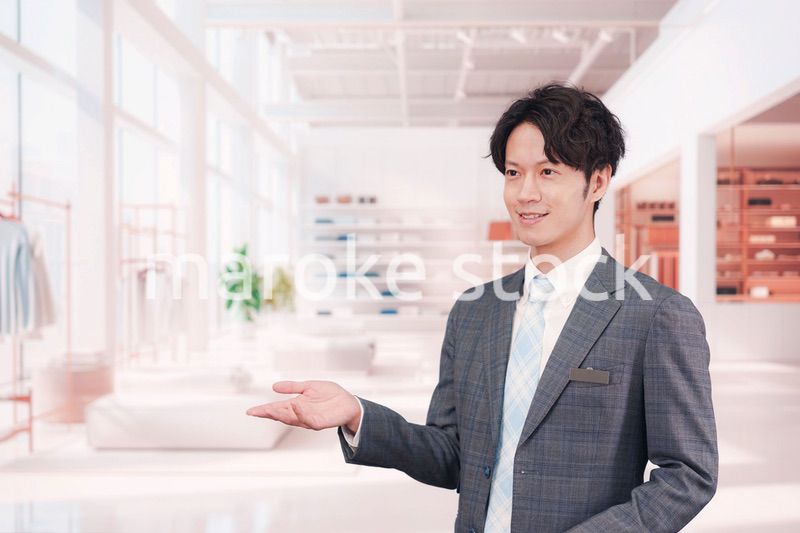 アパレル店舗で働くスーツを着た男性スタッフ