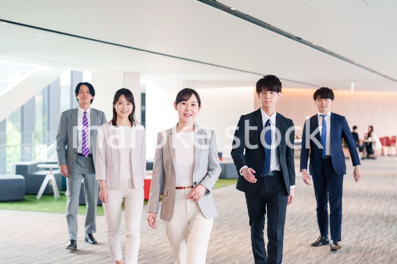 強い女性リーダーのもとで働くビジネスパーソン