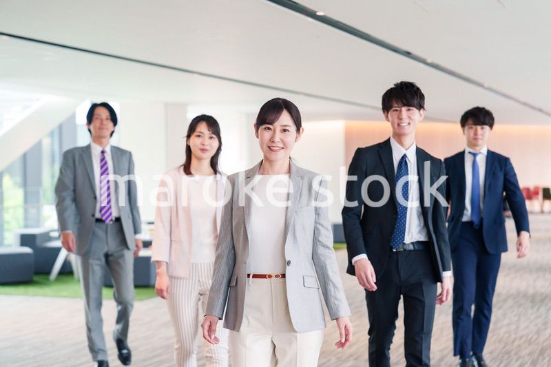 強い女性リーダーのもとで働くビジネスパーソン