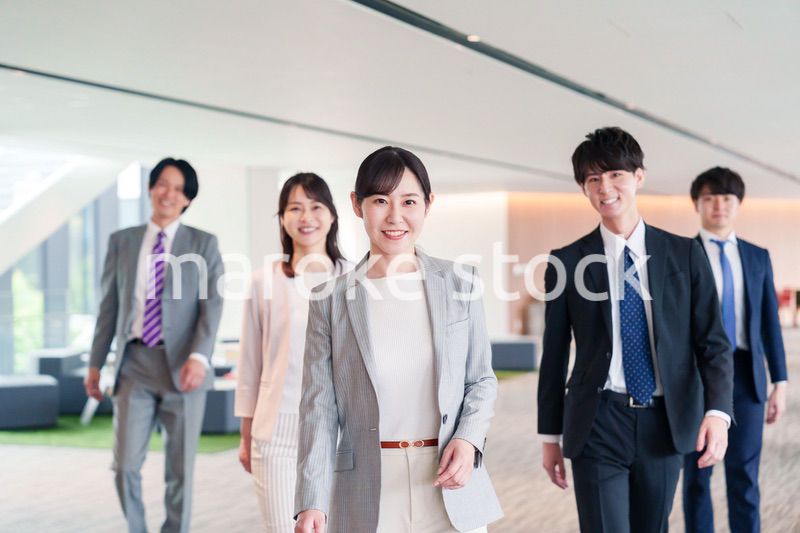 強い女性リーダーのもとで働くビジネスパーソン