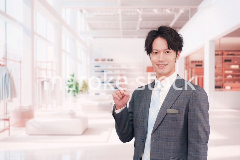 アパレル店舗で働くスーツを着た男性スタッフ