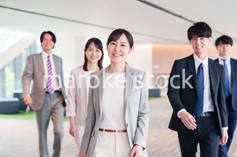 強い女性リーダーのもとで働くビジネスパーソン