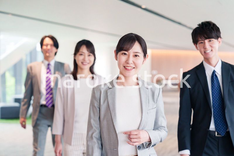 強い女性リーダーのもとで働くビジネスパーソン