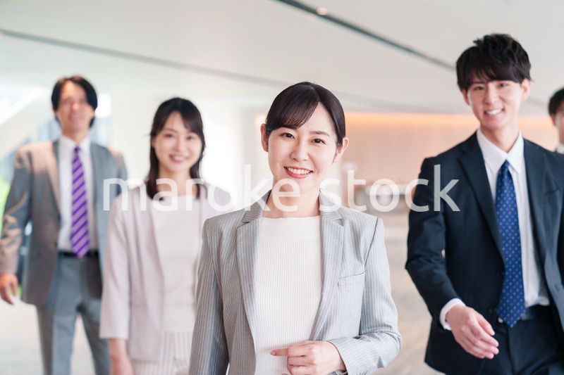 強い女性リーダーのもとで働くビジネスパーソン