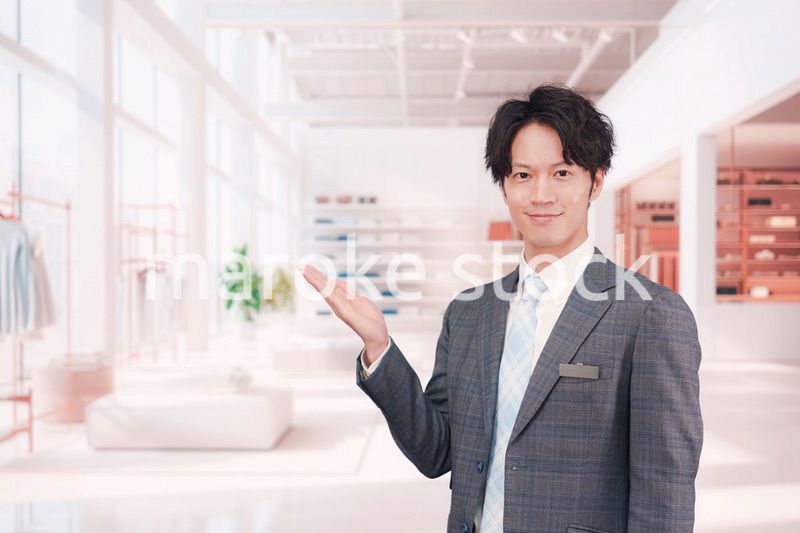 アパレル店舗で働くスーツを着た男性スタッフ