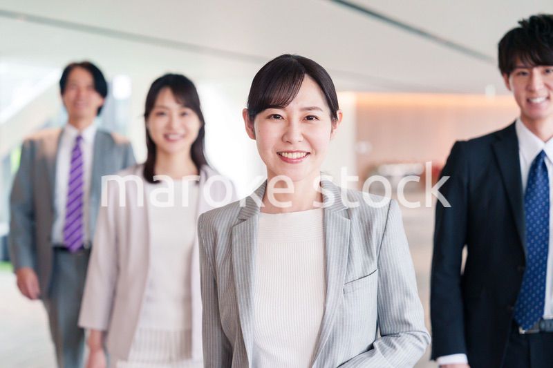 強い女性リーダーのもとで働くビジネスパーソン