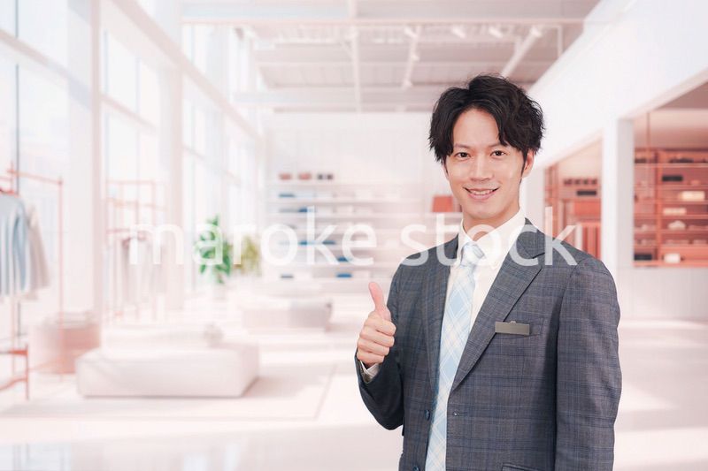 アパレル店舗で働くスーツを着た男性スタッフ