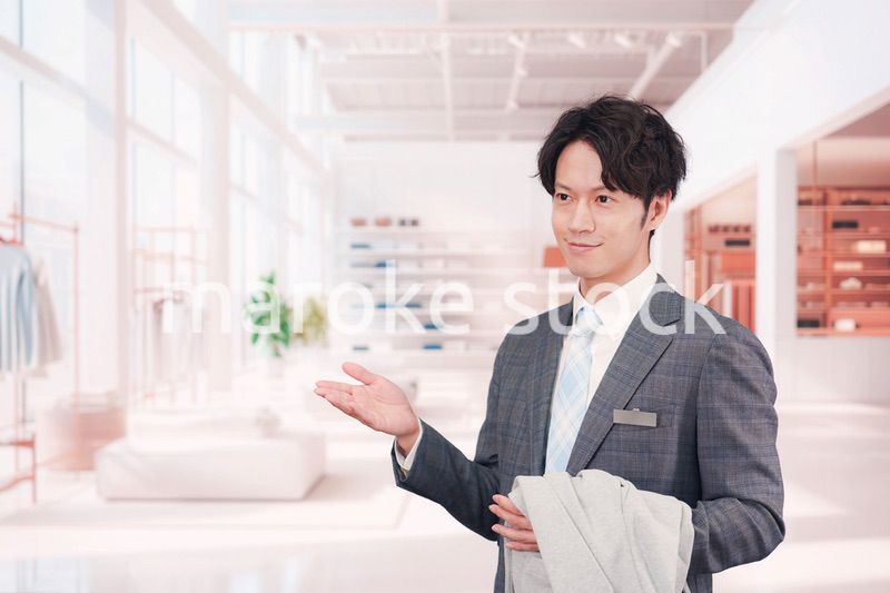 アパレル店舗で働くスーツを着た男性スタッフ