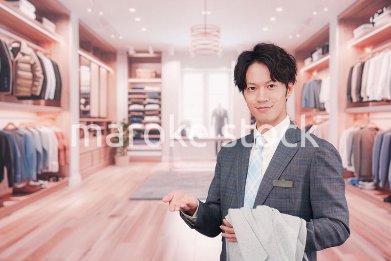 アパレル店舗で働くスーツを着た男性スタッフ
