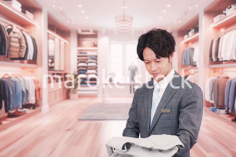 アパレル店舗で働くスーツを着た男性スタッフ