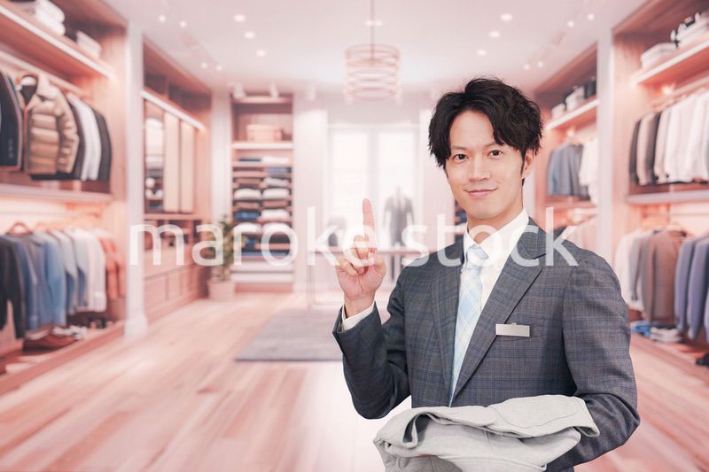 アパレル店舗で働くスーツを着た男性スタッフ