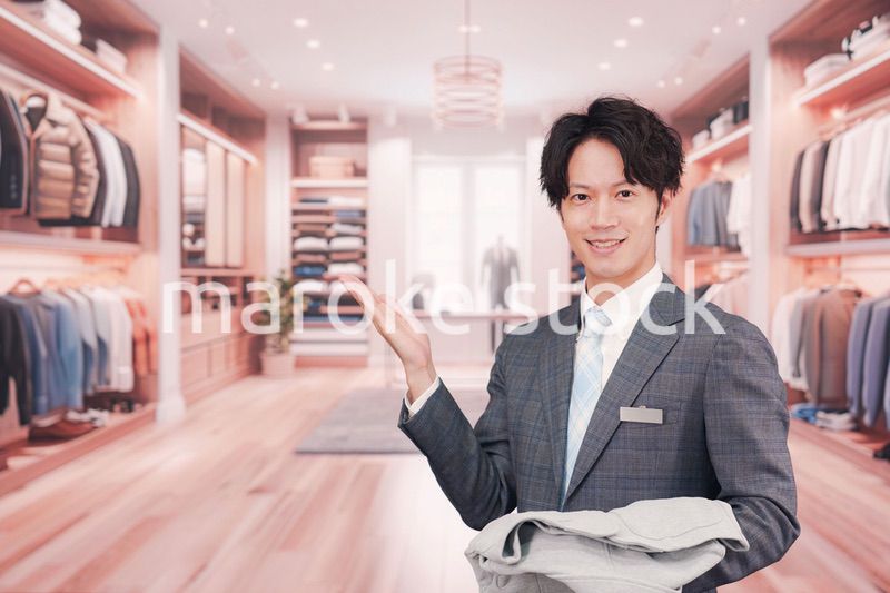 アパレル店舗で働くスーツを着た男性スタッフ