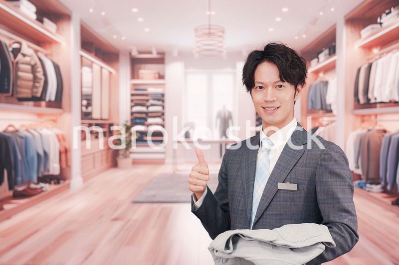 アパレル店舗で働くスーツを着た男性スタッフ