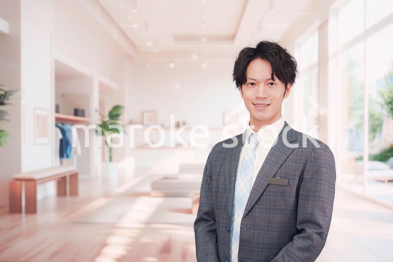 アパレル店舗で働くスーツを着た男性スタッフ