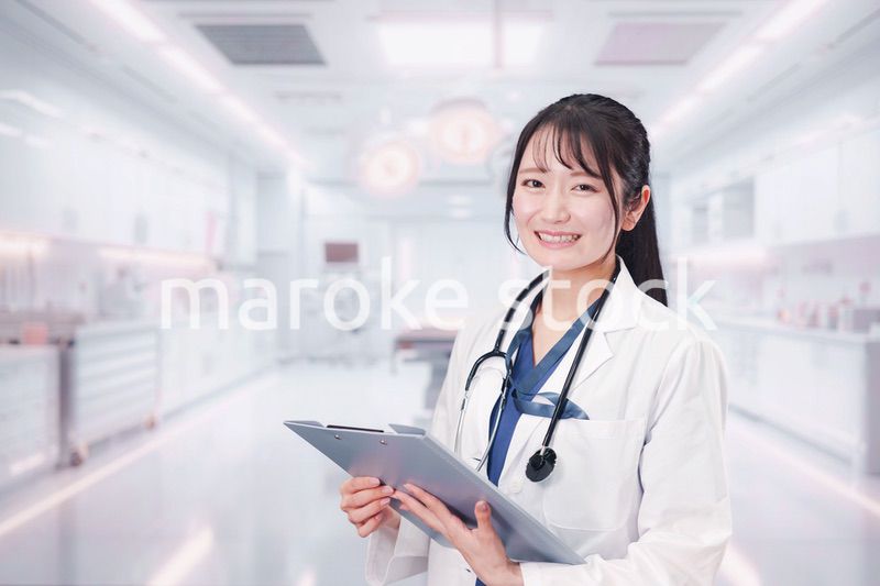 病院で働く若い女性のドクター