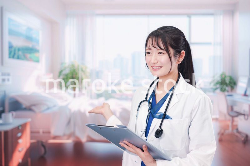 病室を訪問する看護師の女性