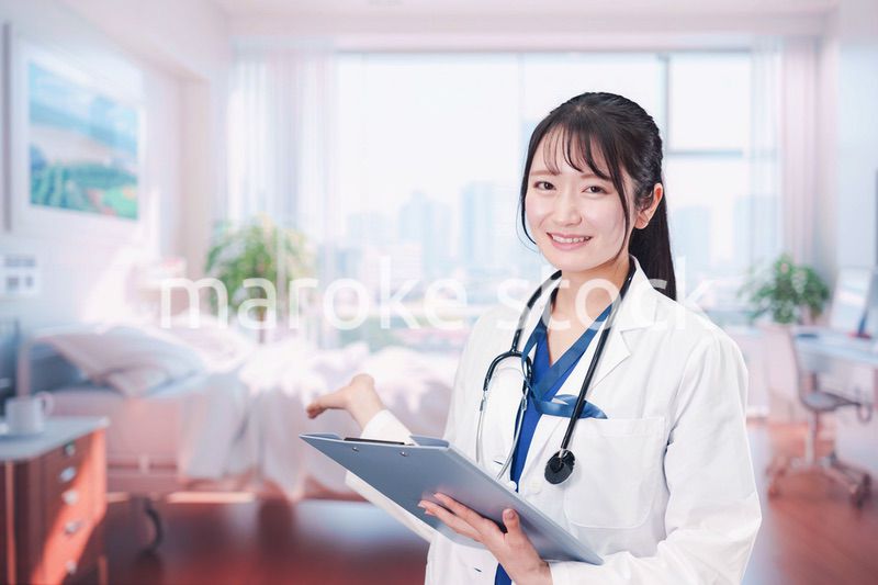 病室を訪問する看護師の女性