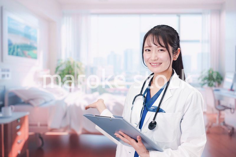 病室を訪問する看護師の女性