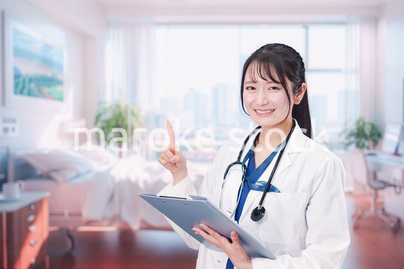 病室を訪問する看護師の女性