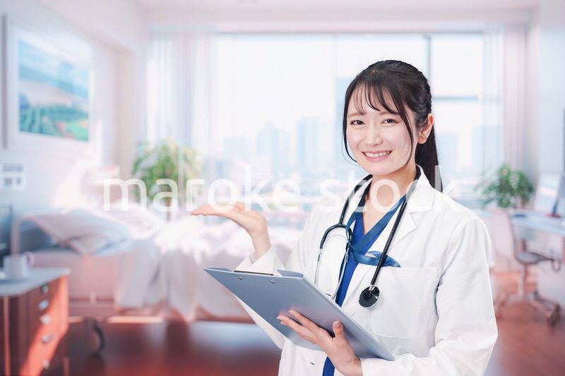 病室を訪問する看護師の女性