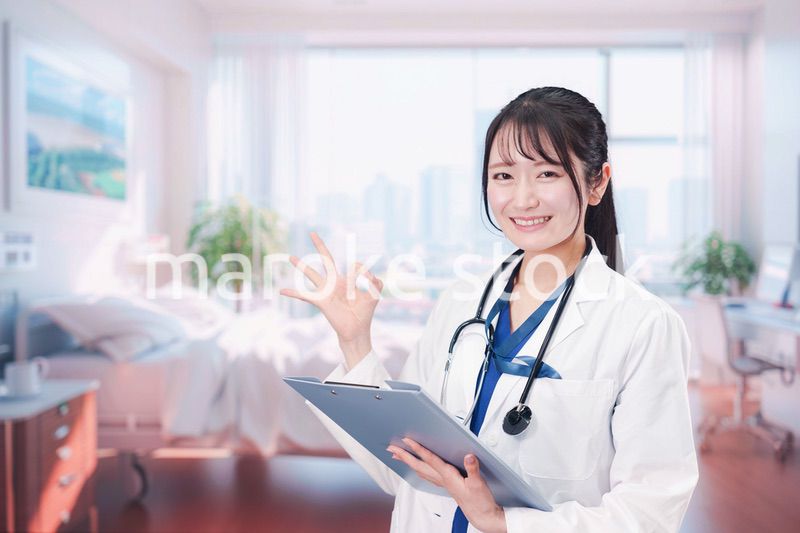 病室を訪問する看護師の女性