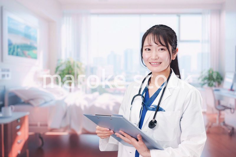 病室を訪問する看護師の女性