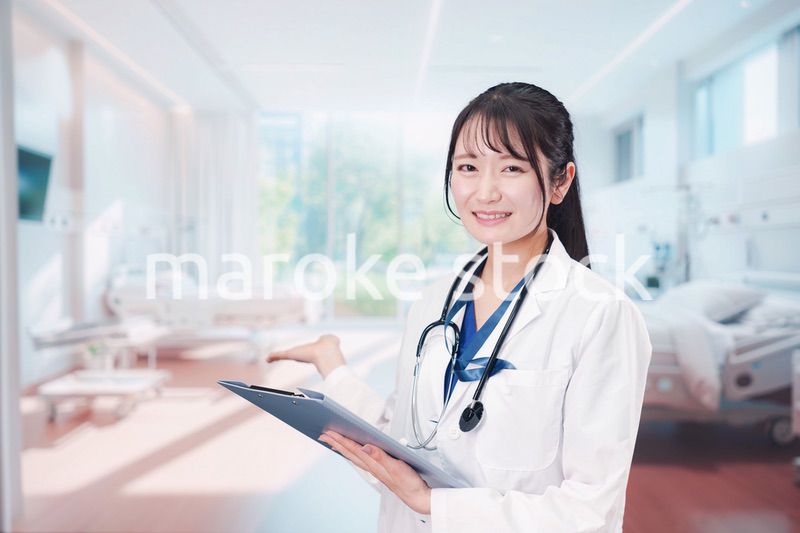 病室を訪問する看護師の女性