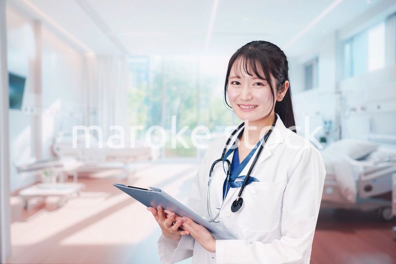 病室を訪問する看護師の女性